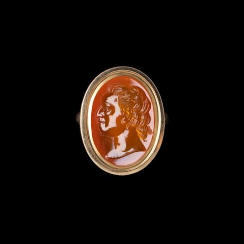 A Grand Tour ring set with a carnelian intaglio. Portrait of a gentleman.